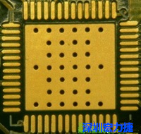 這是最不好的通孔設(shè)計(jì)，貫穿通孔直接擺放于QFN的接地散熱墊上，制造上無(wú)法確保其錫量，也就無(wú)法確保焊接良好。