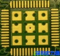 這個(gè)通孔的設(shè)計(jì)勉強(qiáng)可以接受，只剩下正中間一個(gè)通孔沒(méi)有塞孔，而且孔徑也變小了。