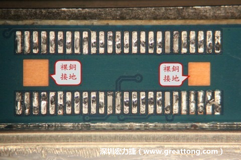 把板對板連接器全部移除，發(fā)現其下方板子共有兩個裸銅的方形設計。