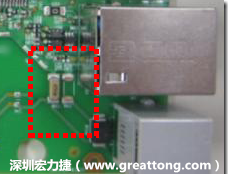 有人認為電容旁邊已經(jīng)有螺絲將電路板固定于機殼上了，不應該發(fā)生電路板彎曲的現(xiàn)象才對。