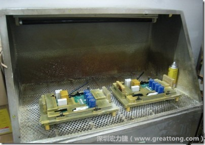 使用噴涂(Spraying)方式作業(yè)conformal coating時(shí)，需設(shè)備抽真空的設(shè)備，否則噴涂的物質(zhì)會(huì)飄散到空氣當(dāng)中，影響人體的健康。