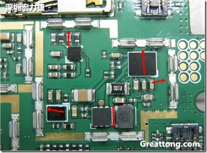圖中顯示一塊電路板使用這種屏蔽夾(shielding clip)的實(shí)例?；旧衔覀冊趶澖堑牡胤蕉荚O(shè)計(jì)擺放了一個(gè)屏蔽夾，這樣可以讓作業(yè)員比較方便安裝屏蔽罩(shielding can)時(shí)的對位準(zhǔn)確。然后在其他沒有屏蔽夾的地方也設(shè)計(jì)了一些接地的布線，一來可以稍微提升屏蔽罩的電磁隔絕能力，另一方面也可以為屏蔽夾無效時(shí)，馬上可以更改為屏蔽框，而無需要重新設(shè)計(jì)電路板。