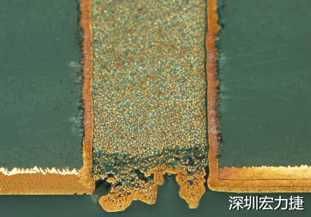 PCB設(shè)計(jì)之導(dǎo)電孔塞孔工藝 導(dǎo)電孔Via hole又名導(dǎo)通孔，為了達(dá)到客戶要求，導(dǎo)通孔必須塞孔，經(jīng)過大量的實(shí)踐，改變傳統(tǒng)的鋁片塞孔工藝，用白網(wǎng)完成板面阻焊與塞孔。生產(chǎn)穩(wěn)定，質(zhì)量可靠。
