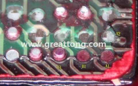下圖是紅墨水測(cè)試后將PCB板子拿回來側(cè)一個(gè)角度拍攝的照片，就可以很清楚的看到錫球黏在PCB端，或不在PCB端。