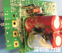 元件選擇不當導致大量電流或電壓流經電路，將會發(fā)生像這個燒融電容器的損壞情形。