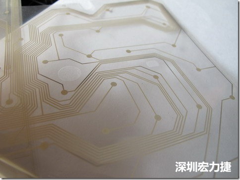 下面第二個(gè)圖則是另一片也有著按鍵線路的PTF，當(dāng)上、下兩面PTF的按鍵結(jié)點(diǎn)互相接觸后就可以計(jì)算出是哪個(gè)按鍵被按下了?？墒钱?dāng)按鍵沒有按下時(shí)，上下兩片PTF的線路則是分開的，所以上圖那片PTF的線路上面其實(shí)還另外覆蓋了另一層透明的PET作為絕緣層，只露出了需要在鍵盤按下時(shí)才會(huì)碰觸的接觸點(diǎn)，因?yàn)檫@些材質(zhì)使用的都是Polymer，所以才撐這樣的技術(shù)為Polydome(聚合簧片)。