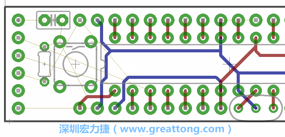 到目前為止，你應(yīng)該只剩下四個(gè)部分還未進(jìn)行布線，10K重置上拉電阻器、重置電容和1×6的序列排針。