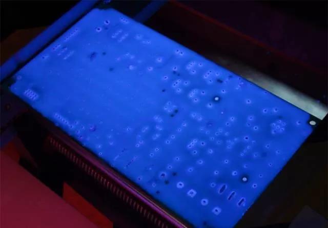 經(jīng)過(guò)涂覆工藝后的PCB，在紫光燈下的拍攝效果，原來(lái)coating也可以這么美！