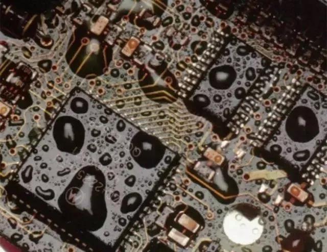 經(jīng)過(guò)涂覆工藝后的PCB，在表面形成透明的保護(hù)膜，能有效防止水珠和潮氣侵入，避免漏電和短路。